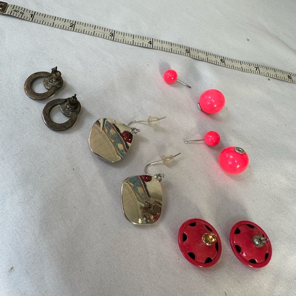Four pair pink vibe earrings - Picture 7 of 7